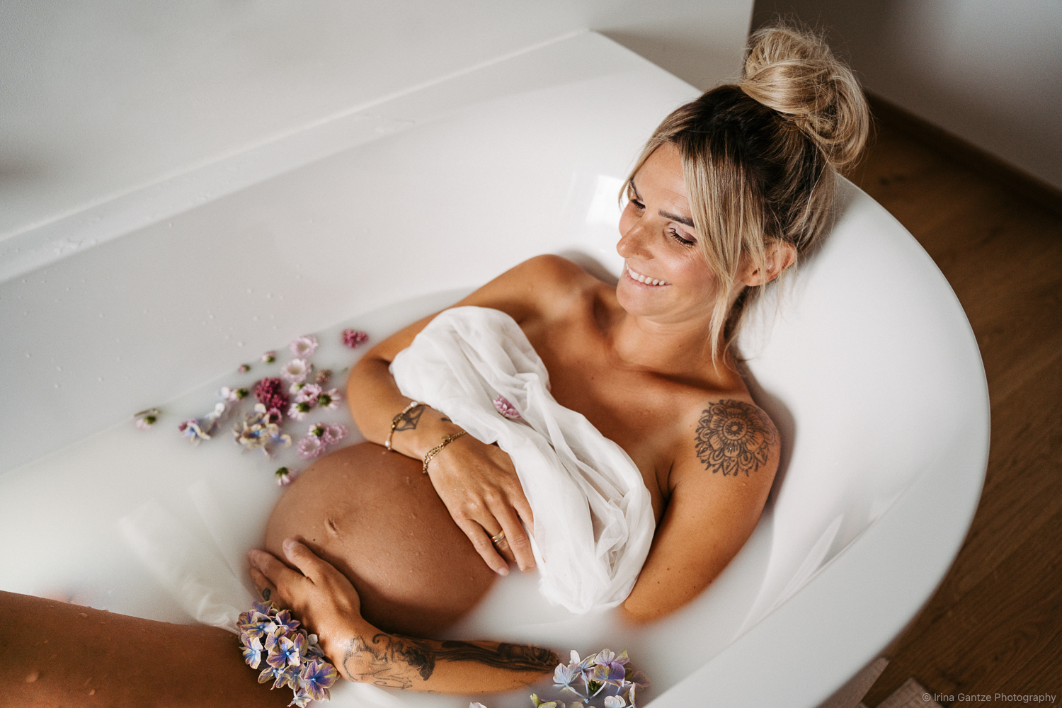 Babybauch in der Wanne